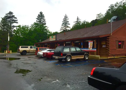 An image depicting the trail Santa Ana River Trail and its surrounding area.
