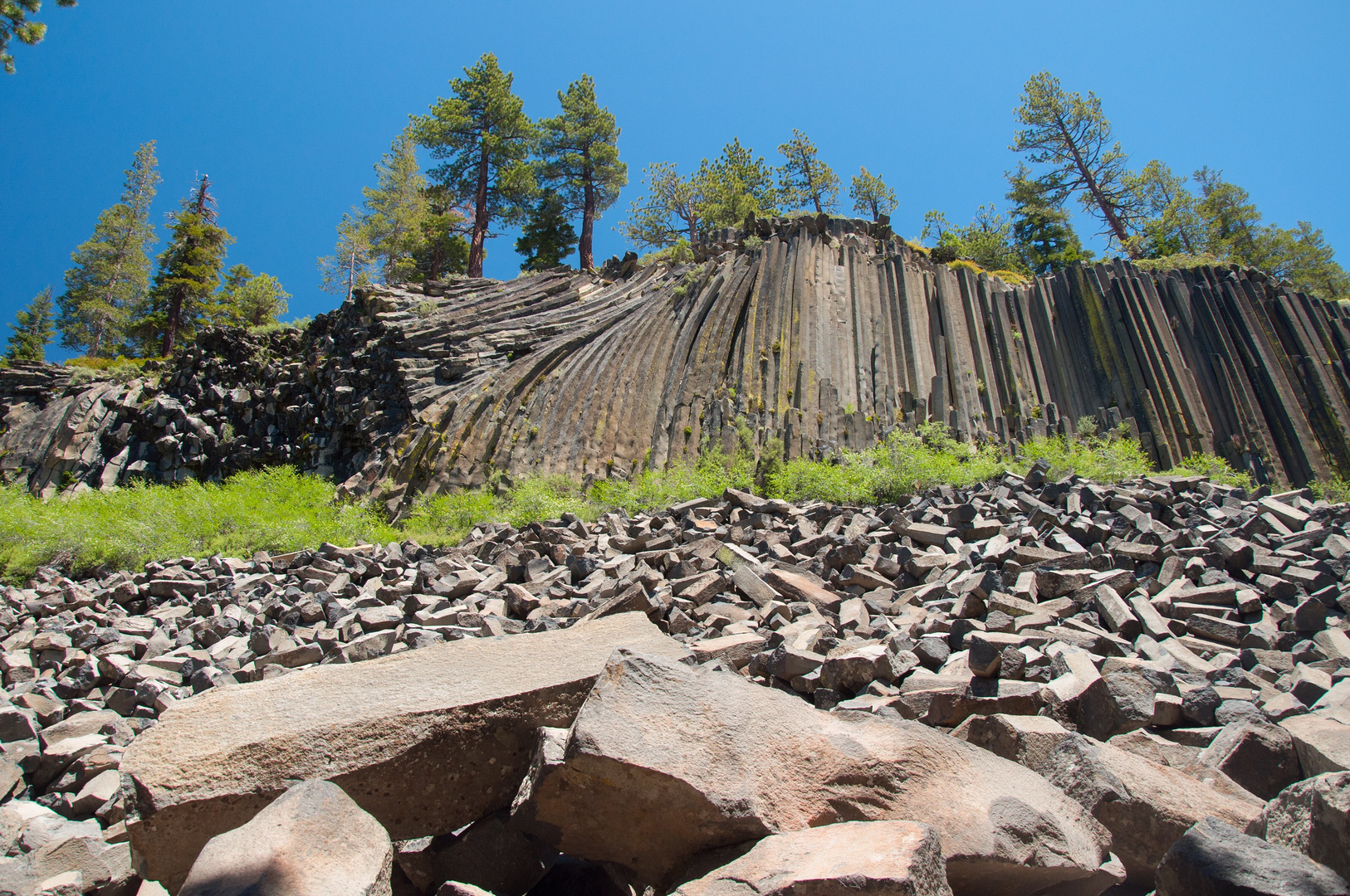 An image depicting the trail Devils Postpile Boundary Loop Trail and its surrounding area.