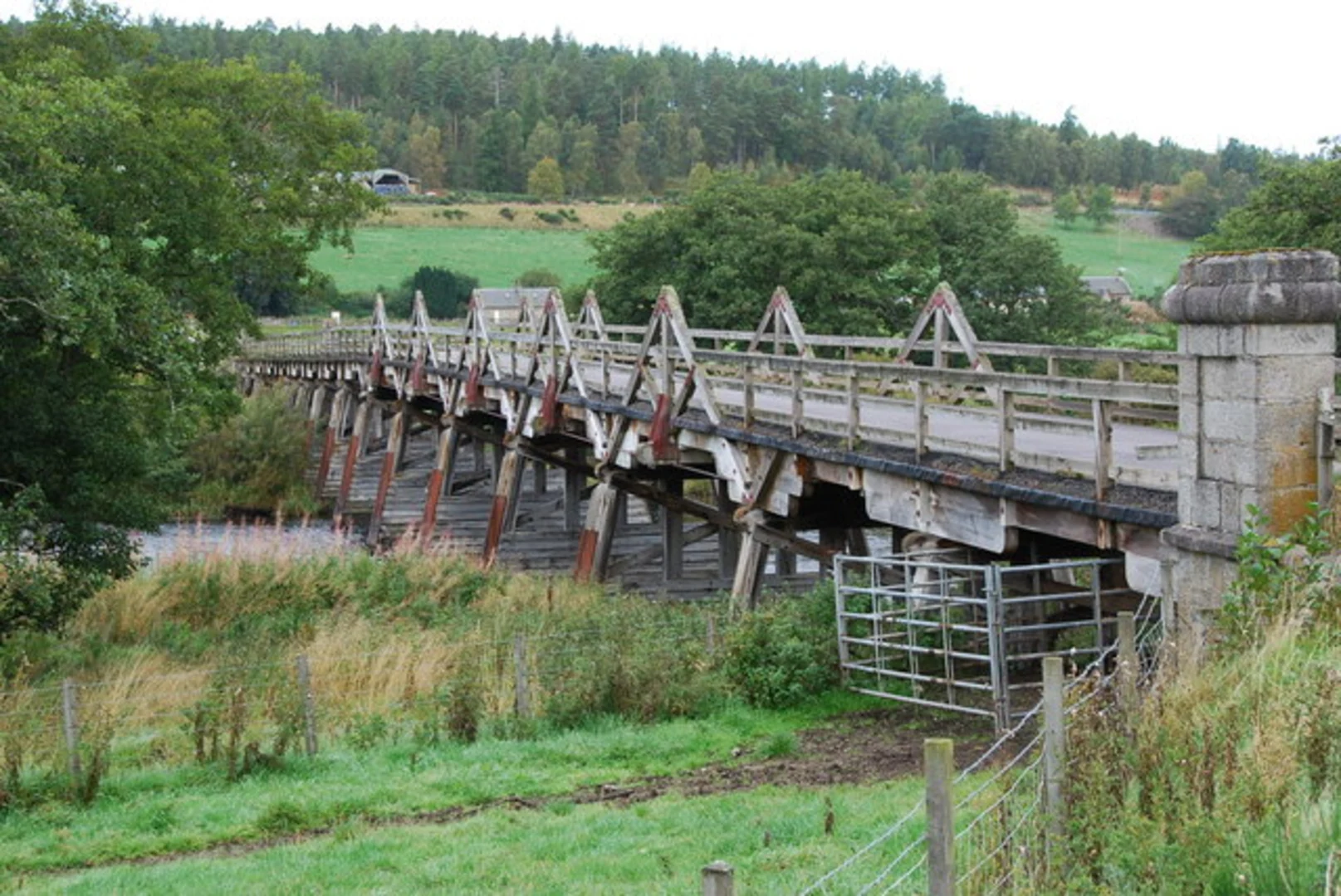 An image depicting the trail Nethy Bridge Path - Broomhill Trail and its surrounding area.