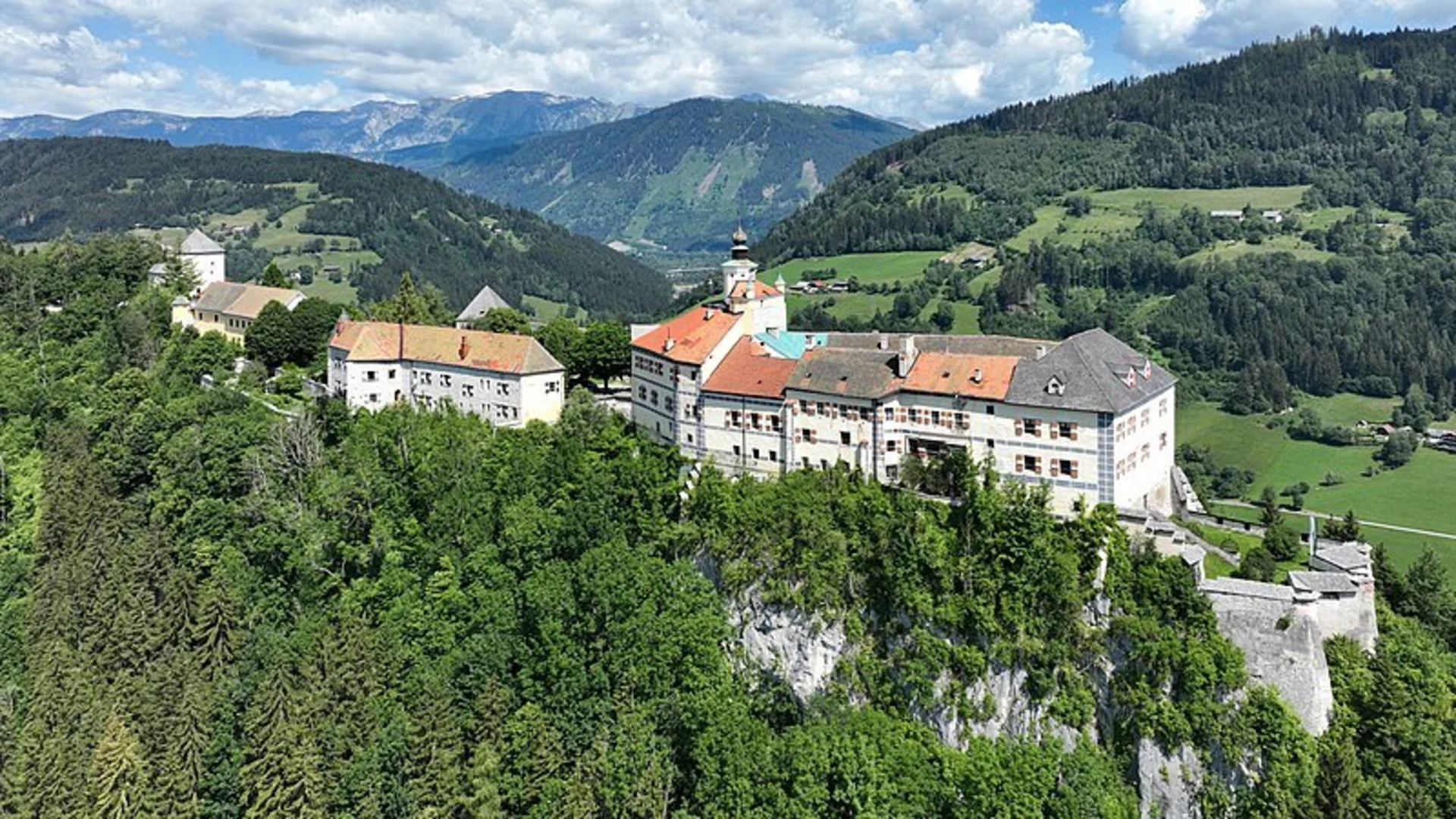 An image depicting the trail Strechau Castle Loop and its surrounding area.