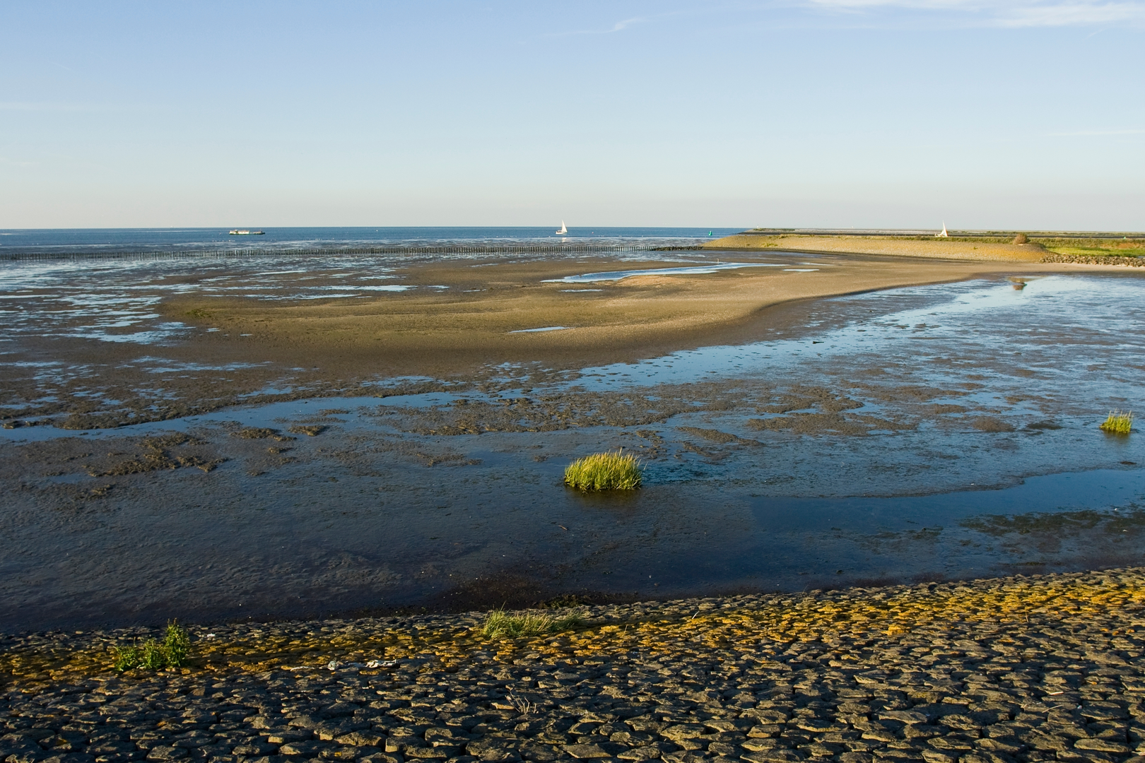 An image depicting the trail Medemblik to Den Oever via Zuidelijk Wiel and Wieringermeerdijk and its surrounding area.