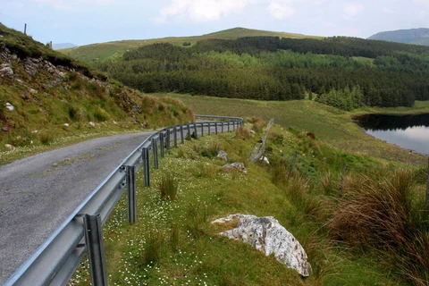 An image depicting the trail Doughruagh South Top Mountain Walk from Kylemore Lough and its surrounding area.
