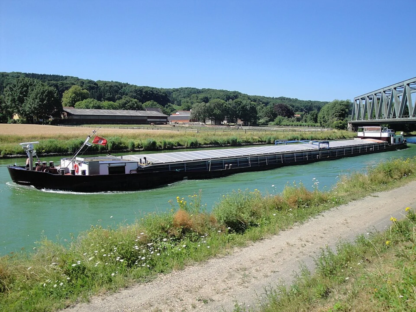 An image depicting the trail Mittellandkanal and Schloss Neubarenaue via Diva Walk and its surrounding area.