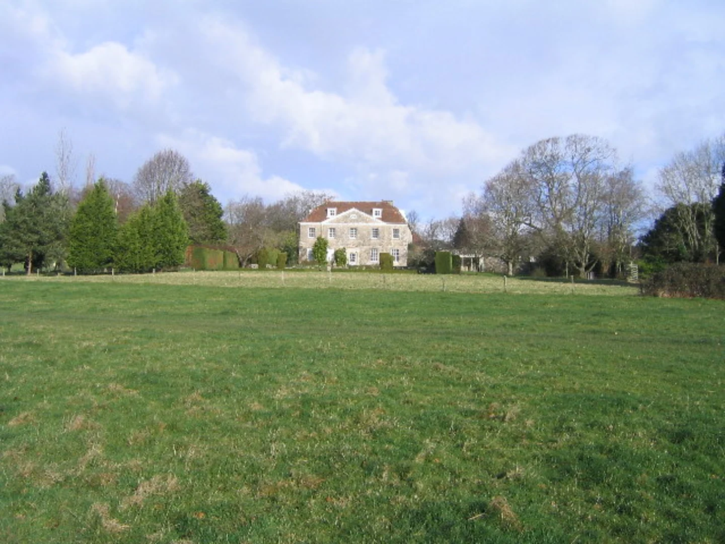 An image depicting the trail Dinton Park Walk and its surrounding area.