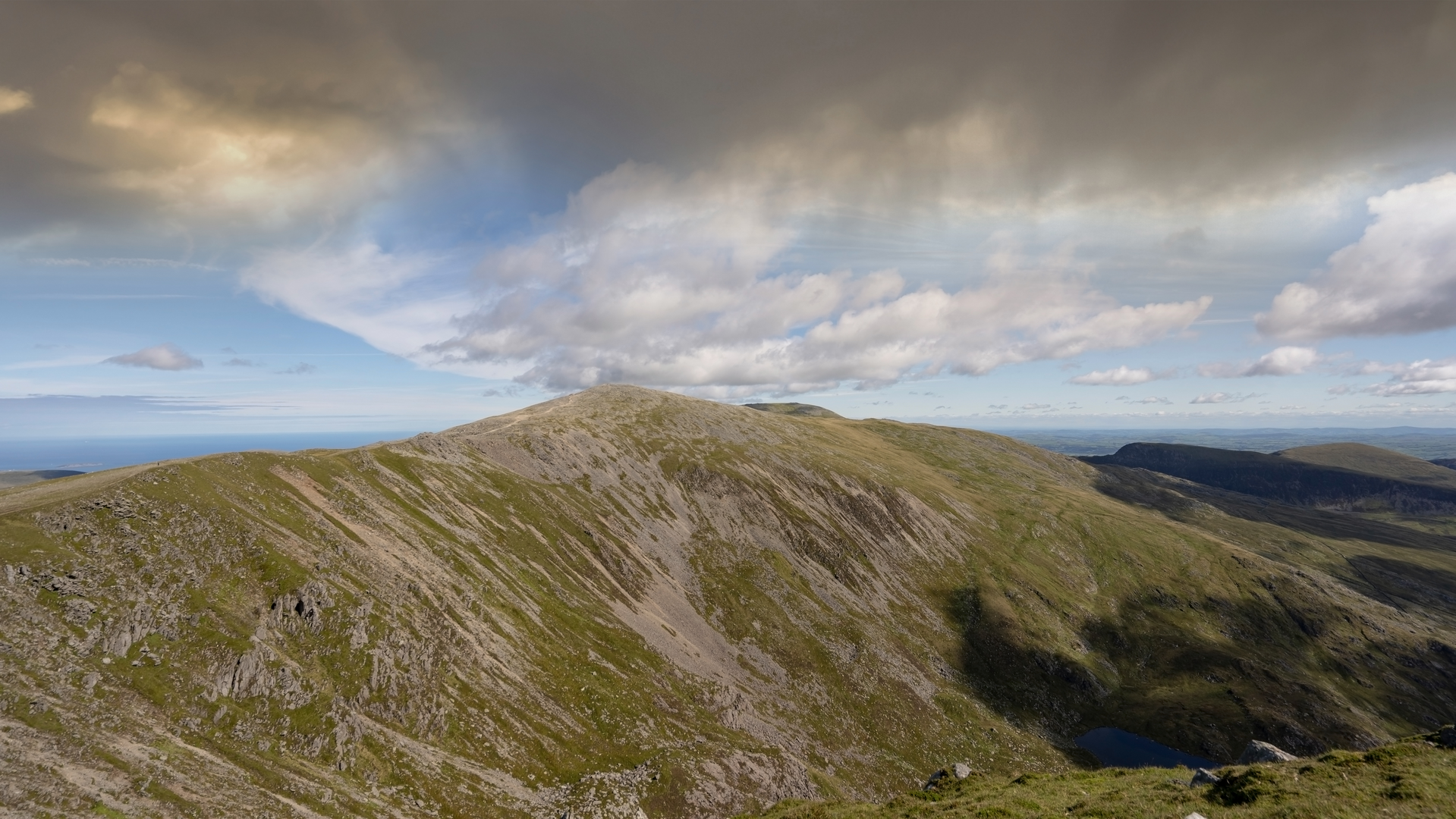 An image depicting the trail Yr Elen - Carnedd Llewellyn and Carnedd Dafydd and its surrounding area.