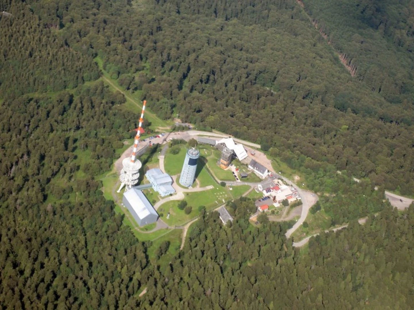 An image depicting the trail Großer Inselberg Loop via Inselsbergtour and its surrounding area.