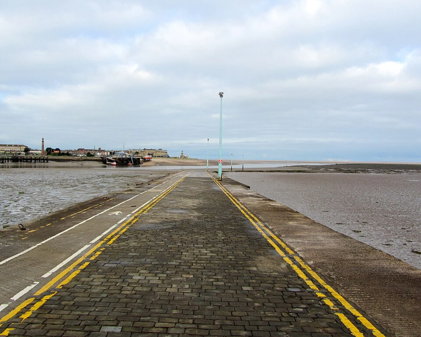 An image depicting the trail Knot End-on-Sea via Wyre Way and its surrounding area.