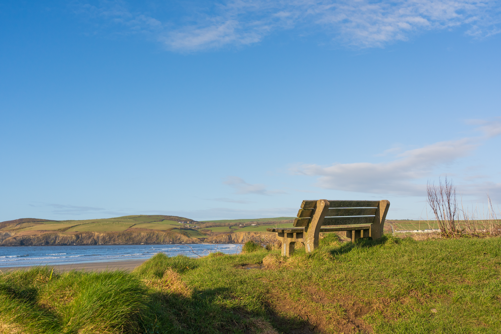 An image depicting the trail Newport Parrog - Aberrhigian and its surrounding area.