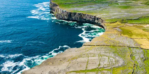 An image depicting the trail Inis Mor - Lub Dun Eochla and its surrounding area.