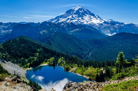 An image depicting the trail Golden Lakes via Wonderland Trail and its surrounding area.