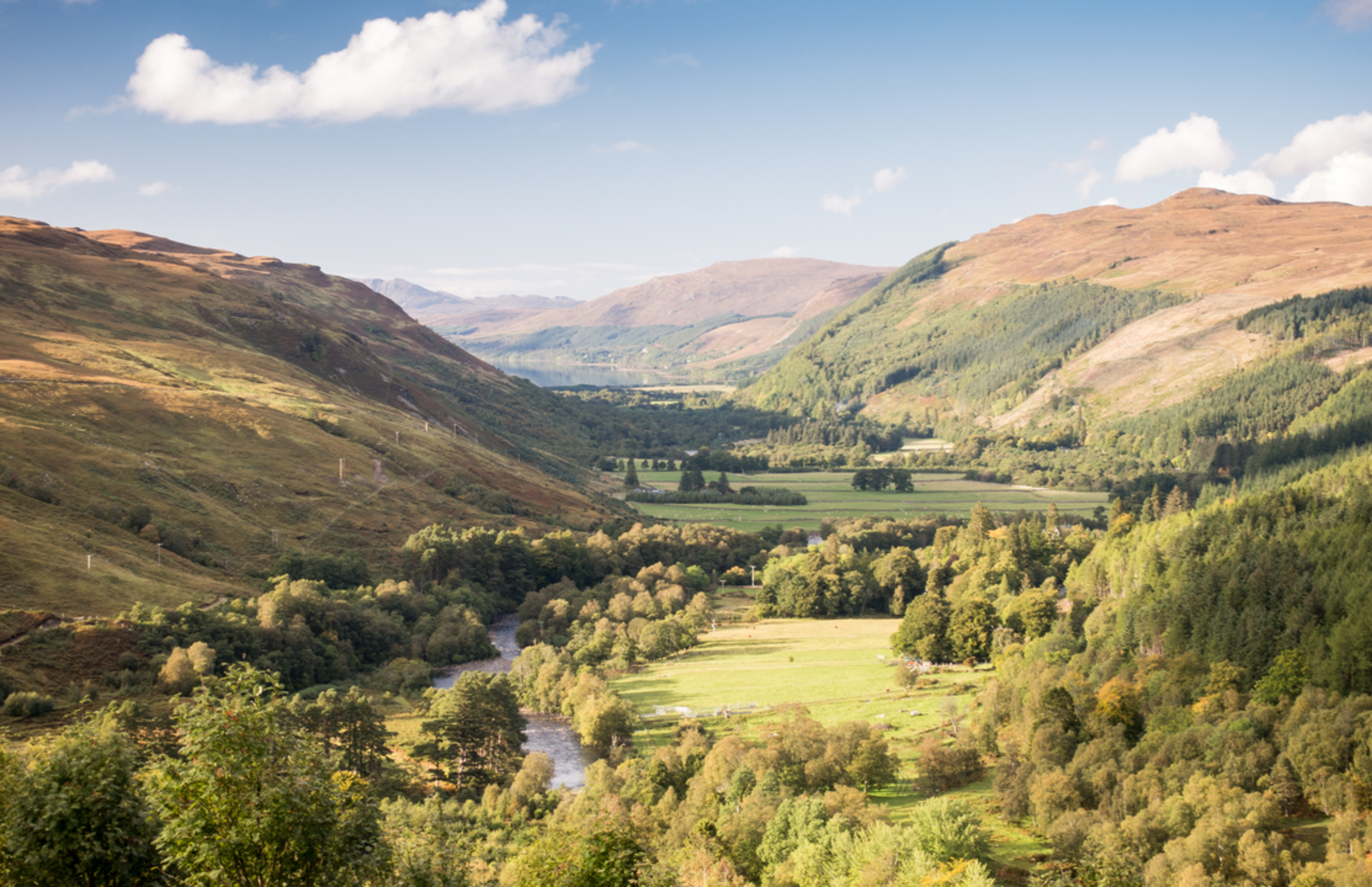 An image depicting the trail Eididh nan Clach Geala and its surrounding area.