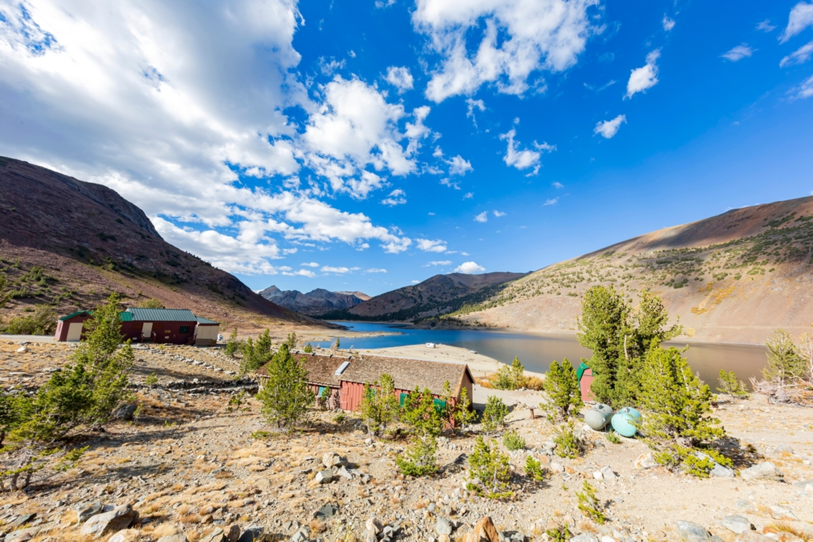 An image depicting the trail Steelhead Lake and Secret Lake via Saddlebag Lake Loop Trail and its surrounding area.