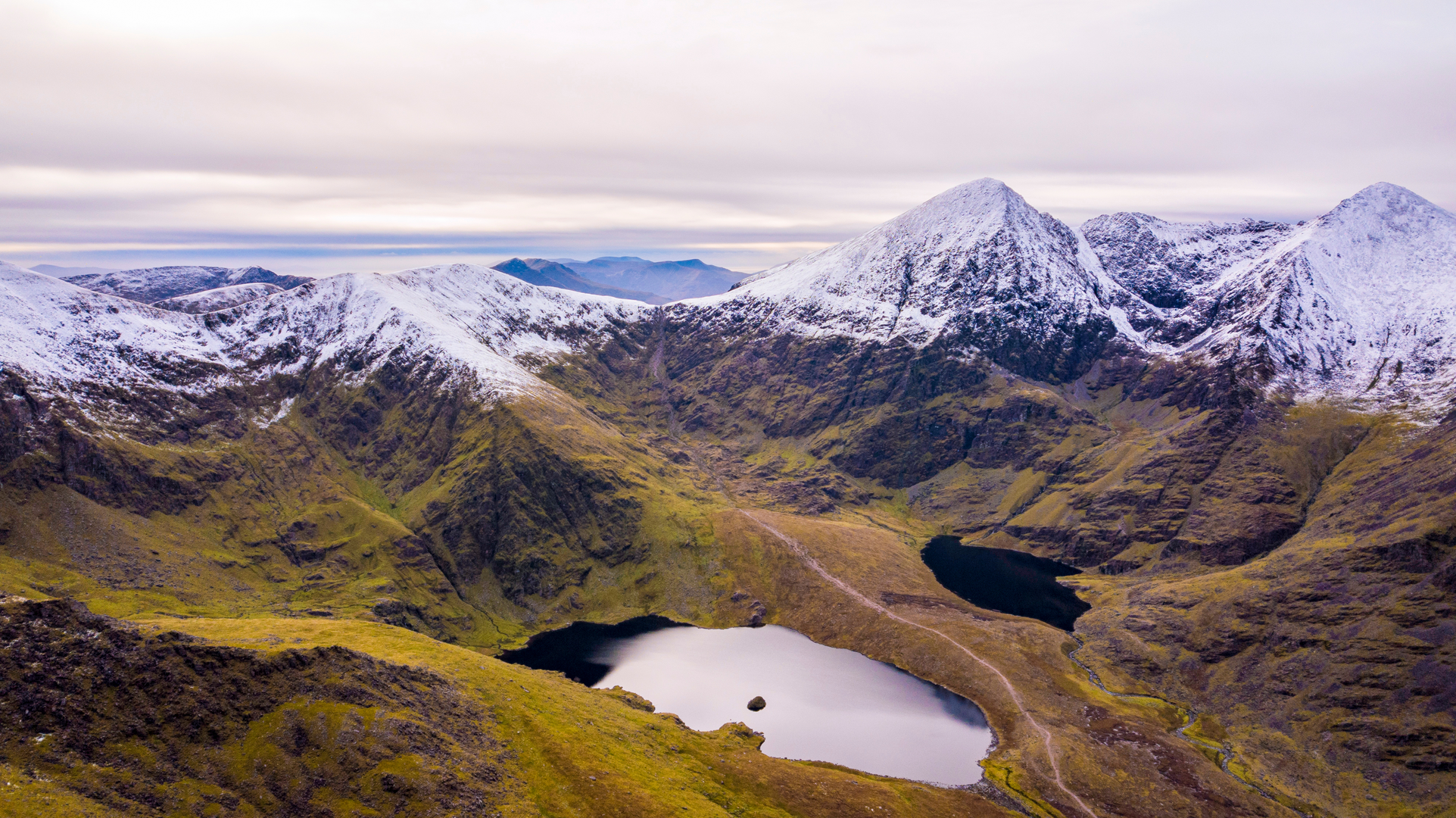 An image depicting the trail Carrauntoohil via Coomloughra Horseshoe and its surrounding area.