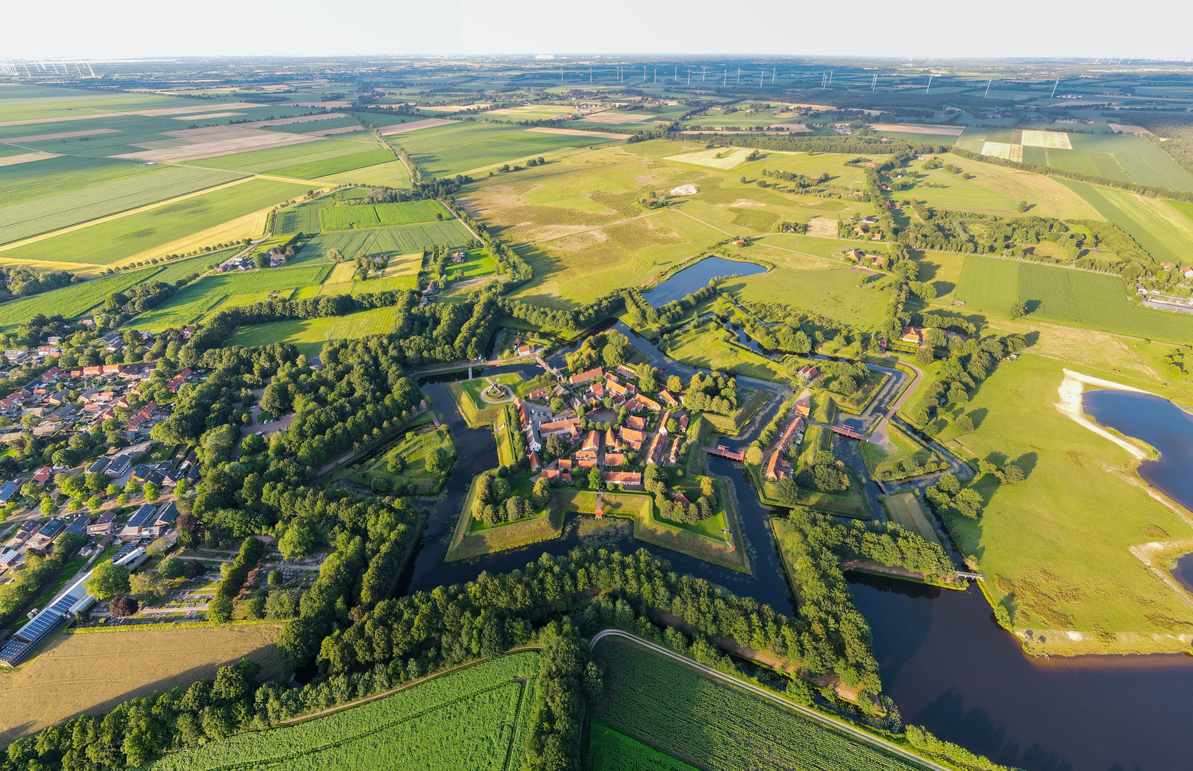 An image depicting the trail Woerden to Alphen aan den Rijn via Jaagpad and its surrounding area.