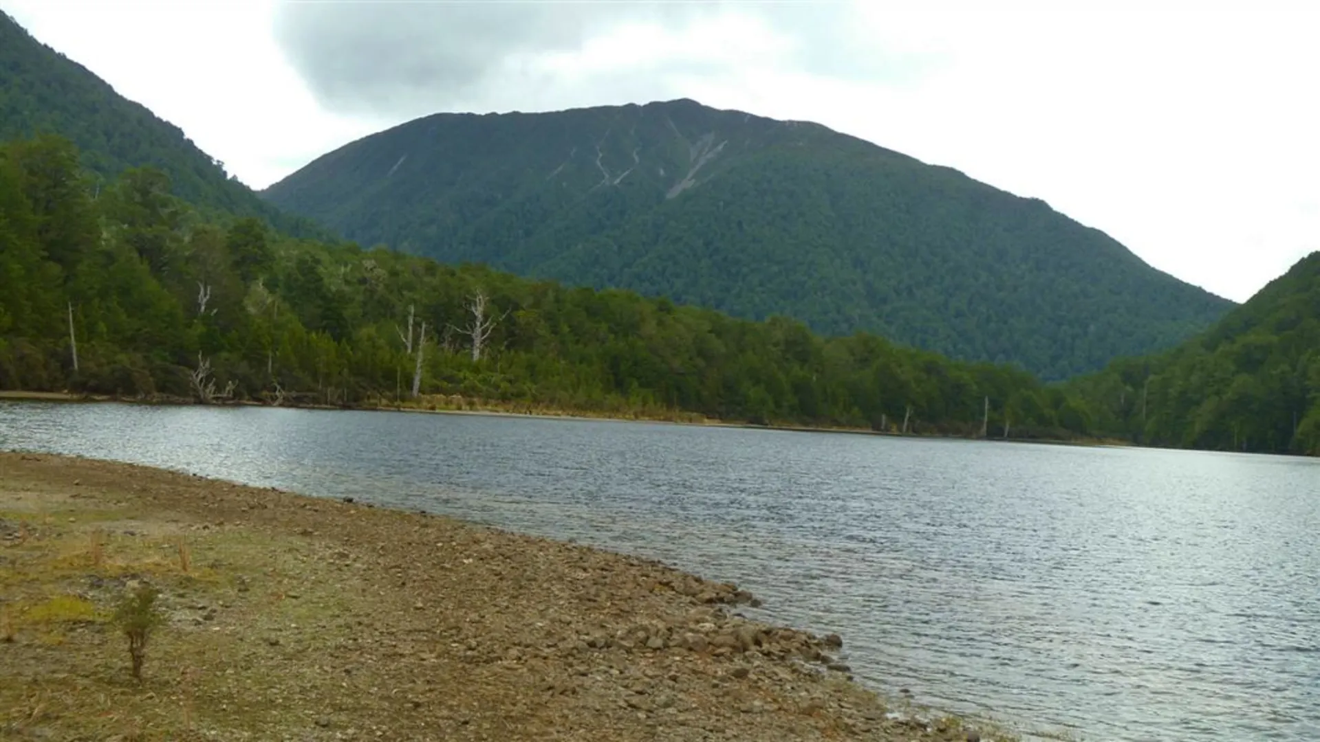 An image depicting the trail Lake Kaurapataka Route and its surrounding area.