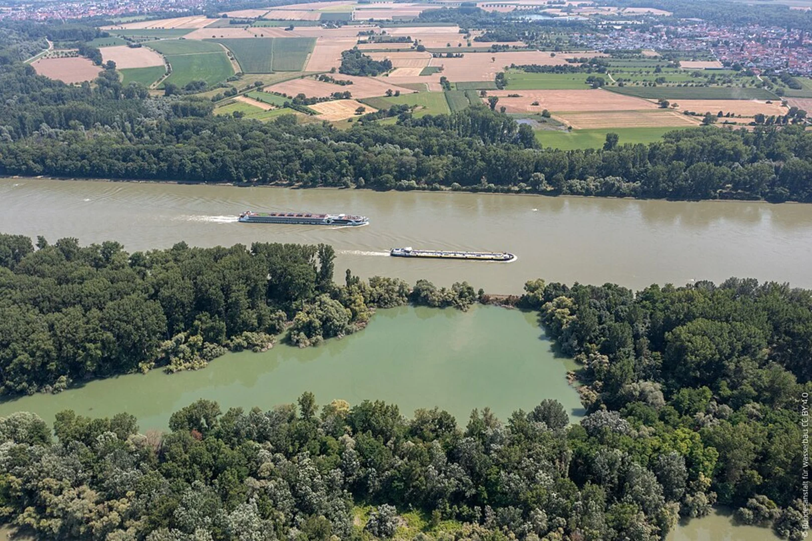 An image depicting the trail Monrealer Ritterschlag Loop via Philip Castle and its surrounding area.