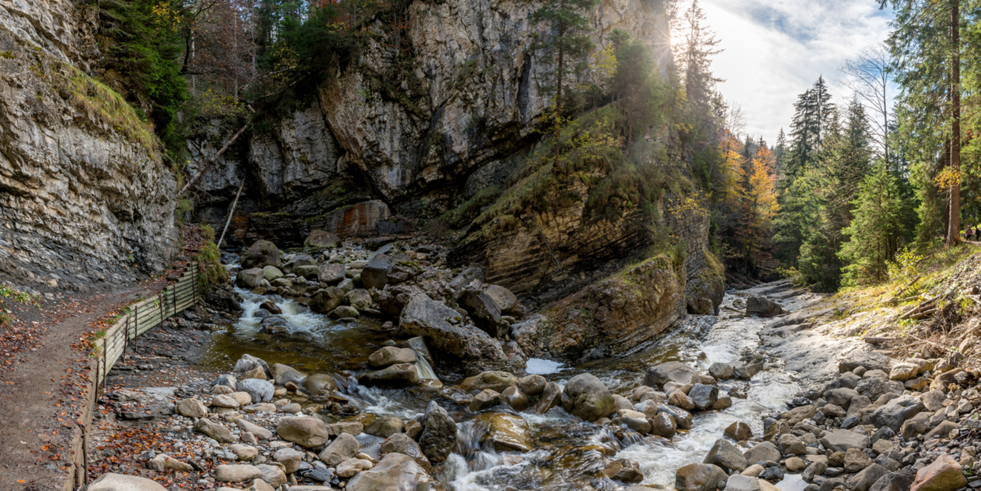 An image depicting the trail Riedmattstöckli and its surrounding area.