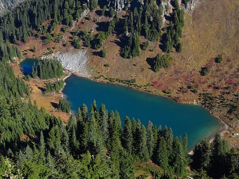 An image depicting the trail Tatoosh Lakes Trail and its surrounding area.