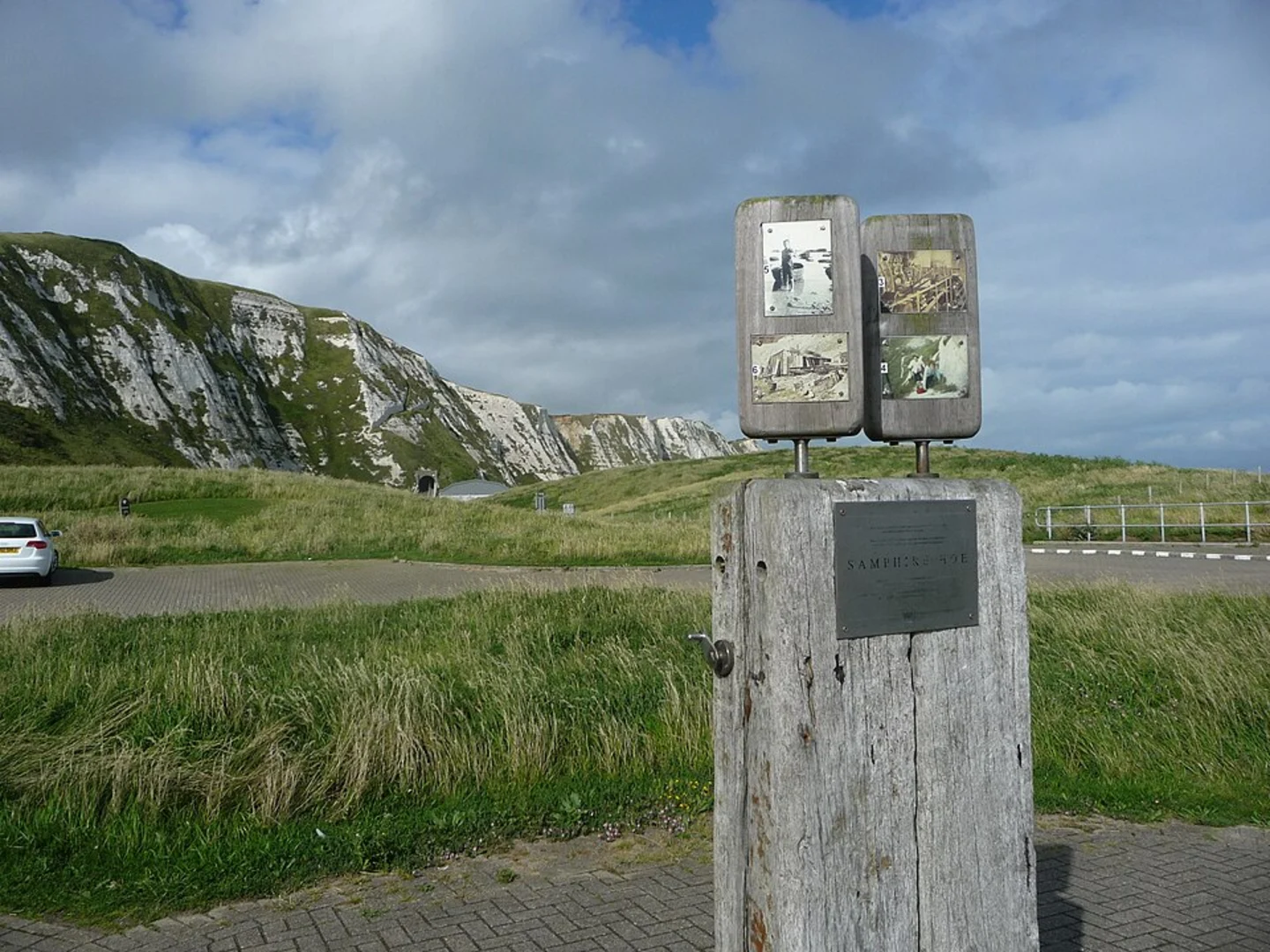 An image depicting the trail Samphire Hoe Country Park Loop and its surrounding area.