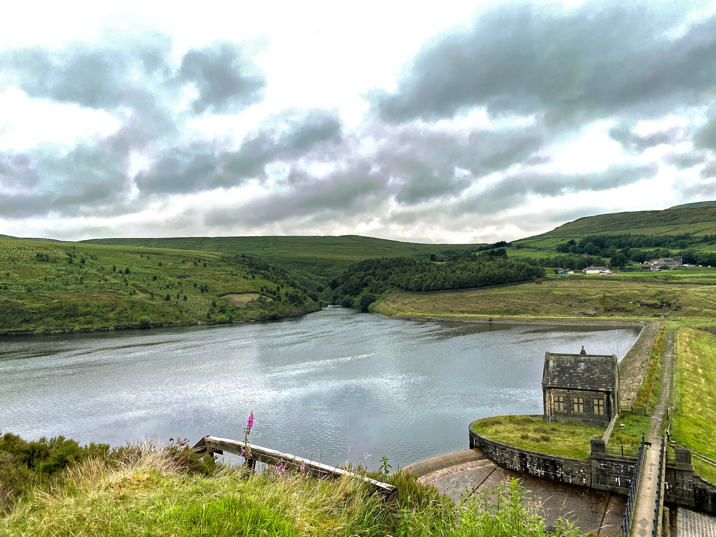 An image depicting the trail Crowden Loop via Pennine Way and its surrounding area.