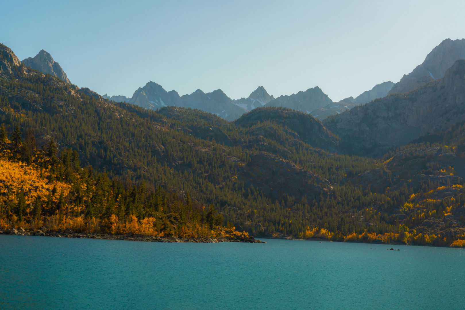 An image depicting the trail Baboon Lake and Blue Lake via Lake Sabrina Trail and its surrounding area.