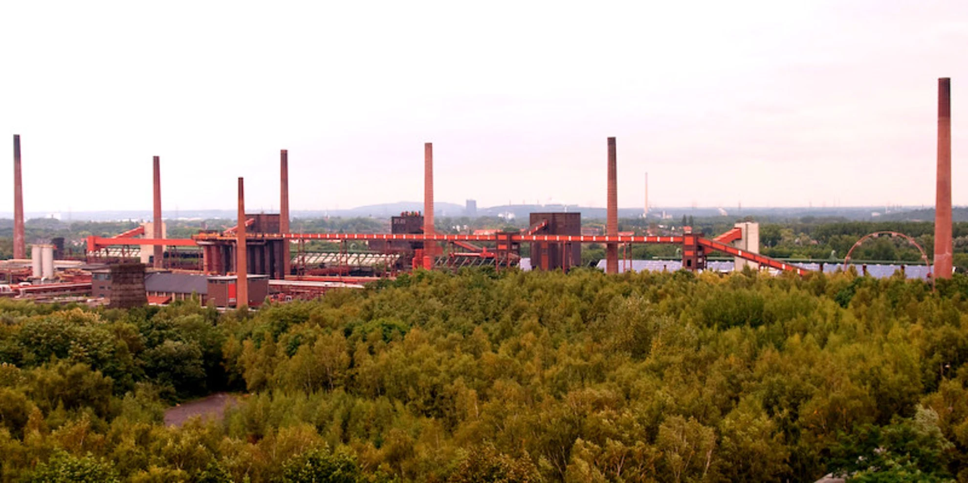 An image depicting the trail Zeche Zollverein Loop via ZollvereinSteig and its surrounding area.