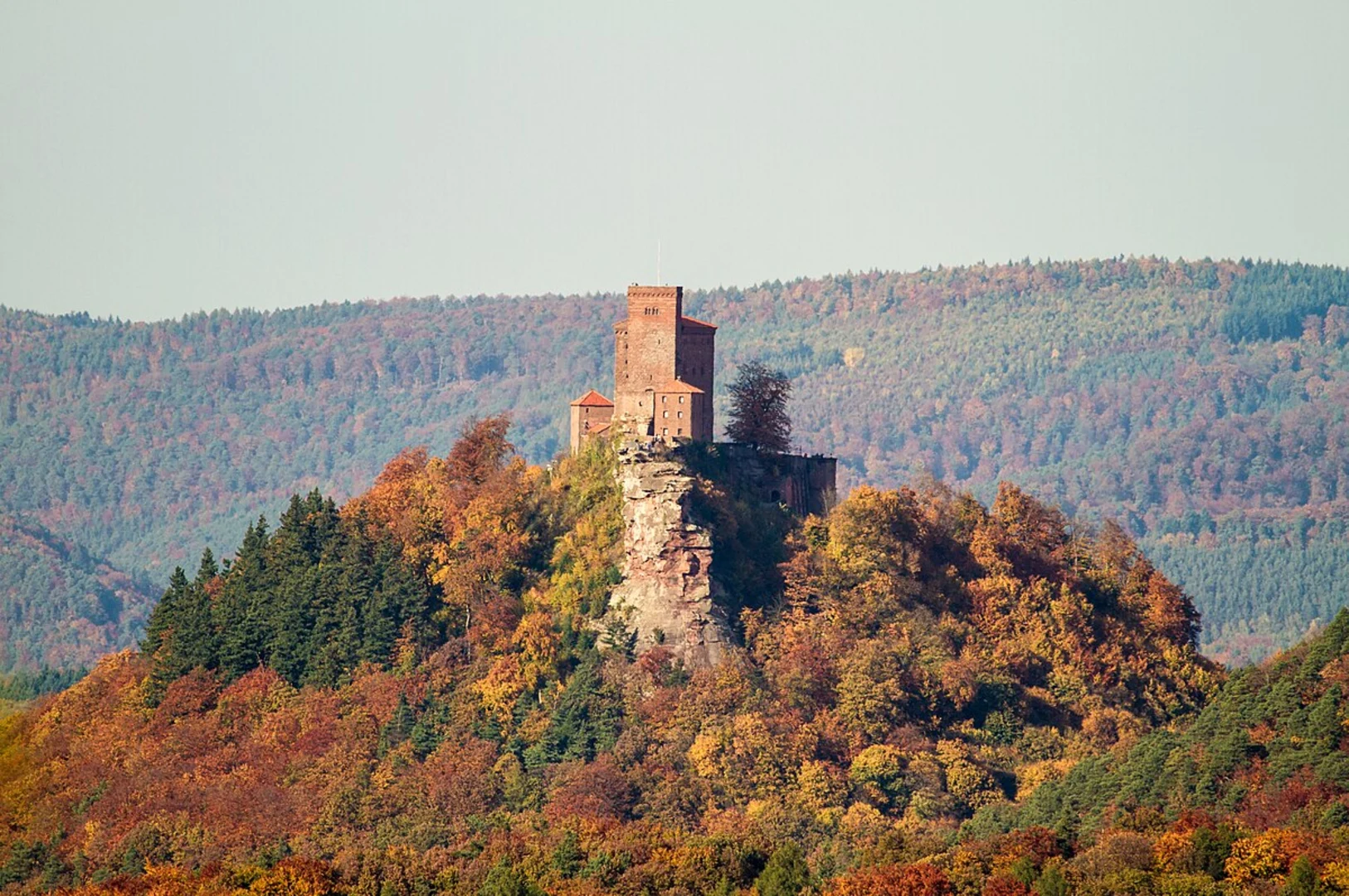 An image depicting the trail Gerhard-Weber-Weg and Reichsburg Trifels via Moenchsweg and its surrounding area.