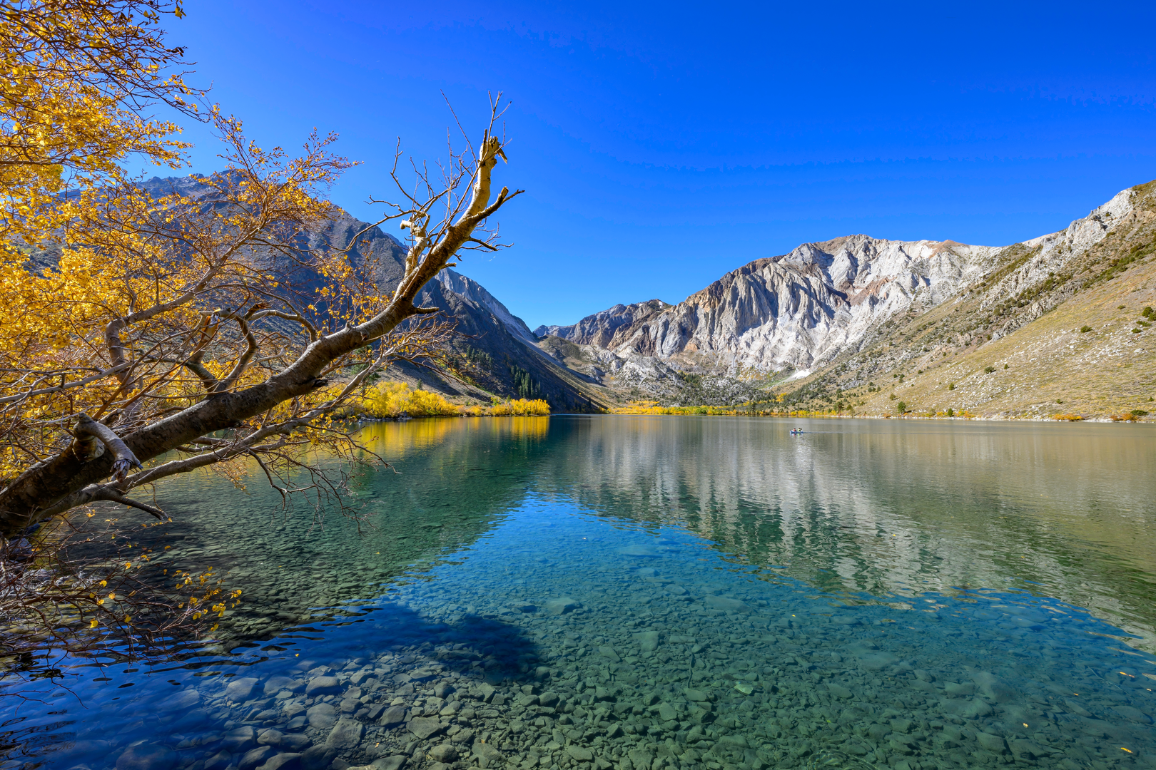 An image depicting the trail Lake Genevieve via Convict Lake Trail and its surrounding area.
