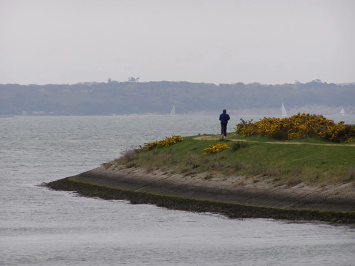 Oxey Lake and Lymington-Keyhaven Marshes Nature Reserve via Solent Way