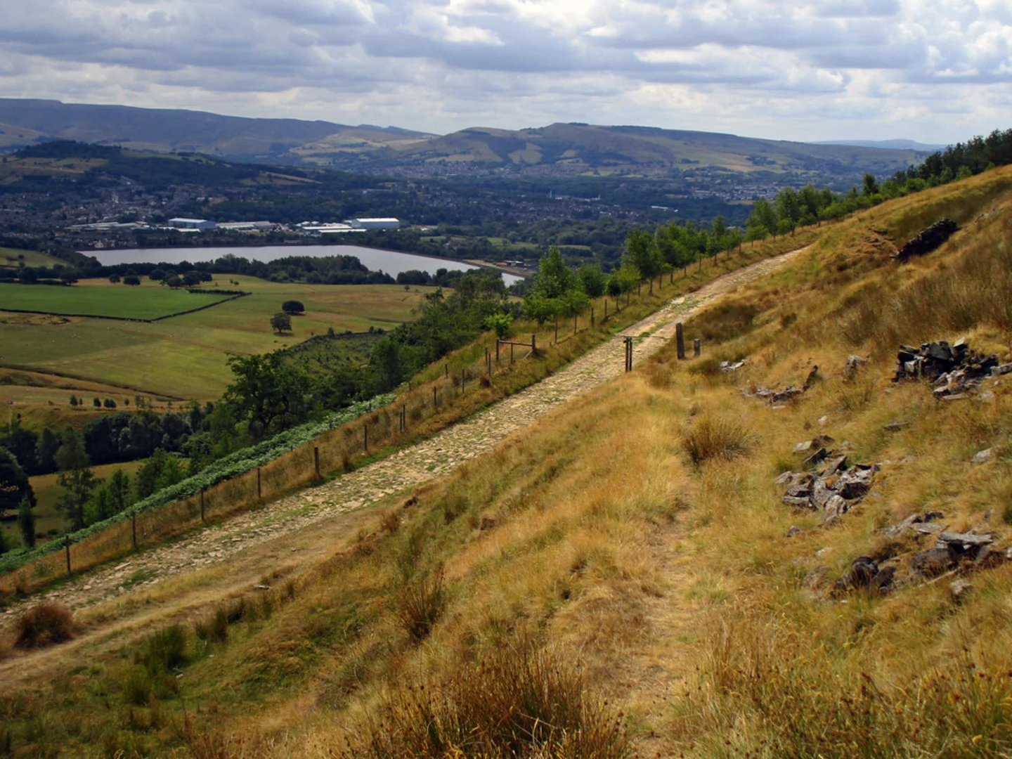 An image depicting the trail Arnfield Reservoir Loop and its surrounding area.