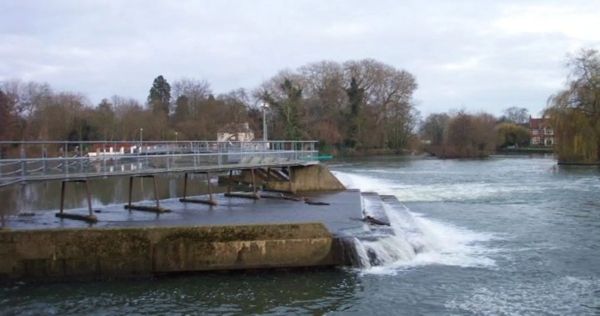 An image depicting the trail Pangbourne, Woodcote and Goring on Thames via River Thames and its surrounding area.