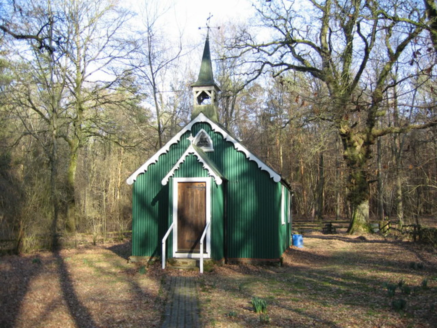 An image depicting the trail Bramdean Common and Mantles Wood Loop and its surrounding area.