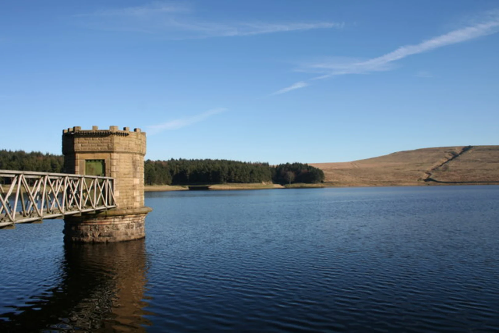 An image depicting the trail Churn Clough Reservoir Loop and its surrounding area.