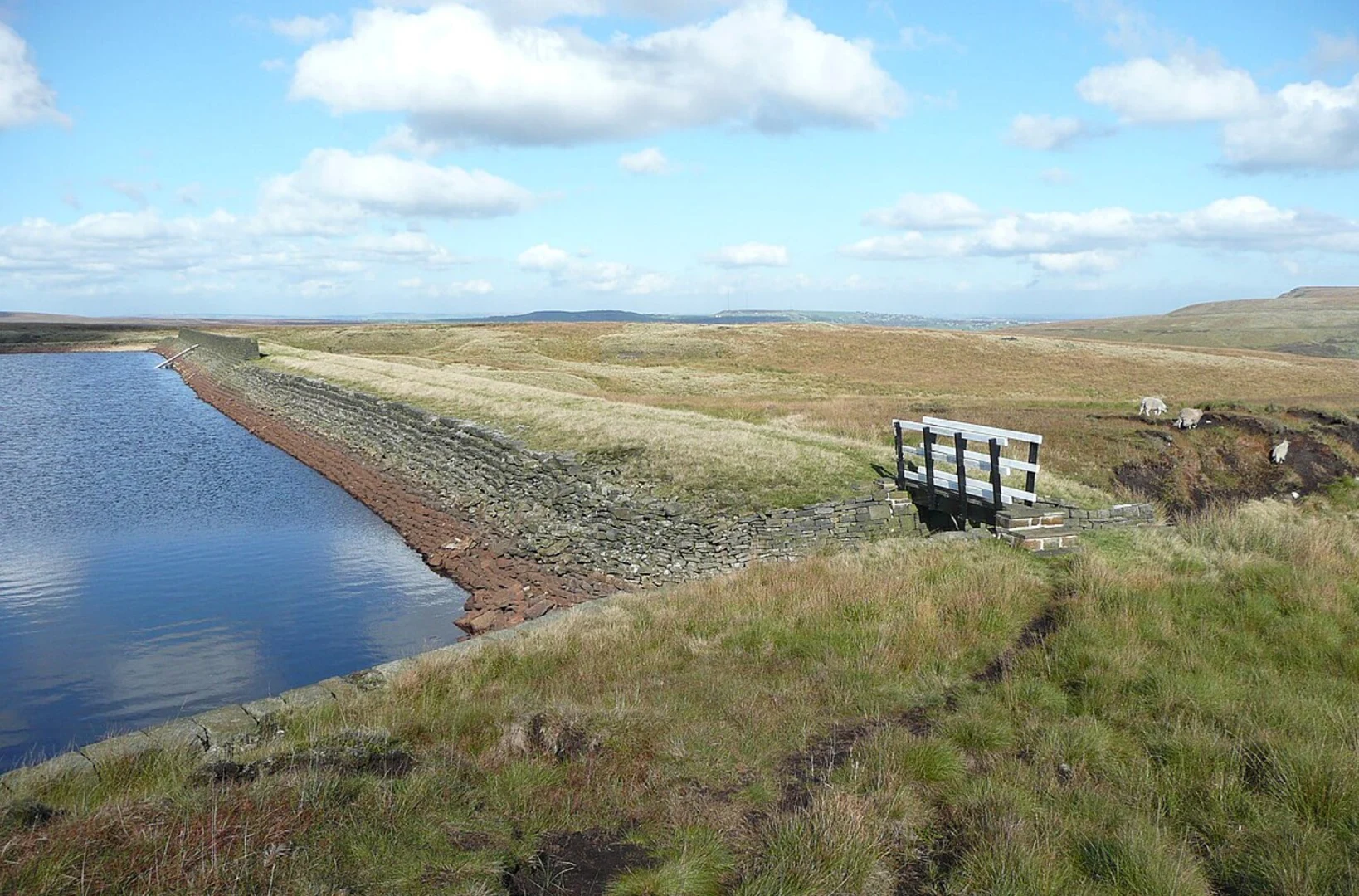 An image depicting the trail Butterfly Reservoir and Swellands reservoir via Standedge Trail and its surrounding area.