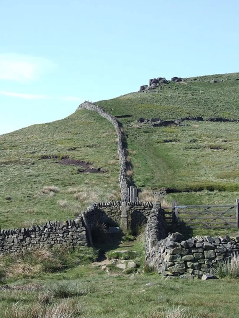 An image depicting the trail Upper Tor, Crowden Tower and Edale Rocks Loop via Edale and its surrounding area.