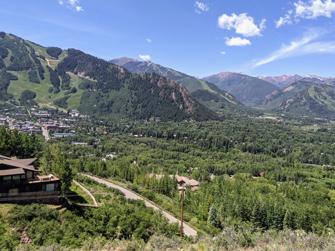 An image depicting the trail Hunters Creek Trail and its surrounding area.