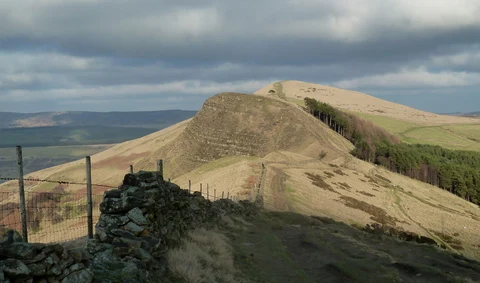 An image depicting the trail Mam Tor, Back Tor and Lose Hill Loop from Edale and its surrounding area.