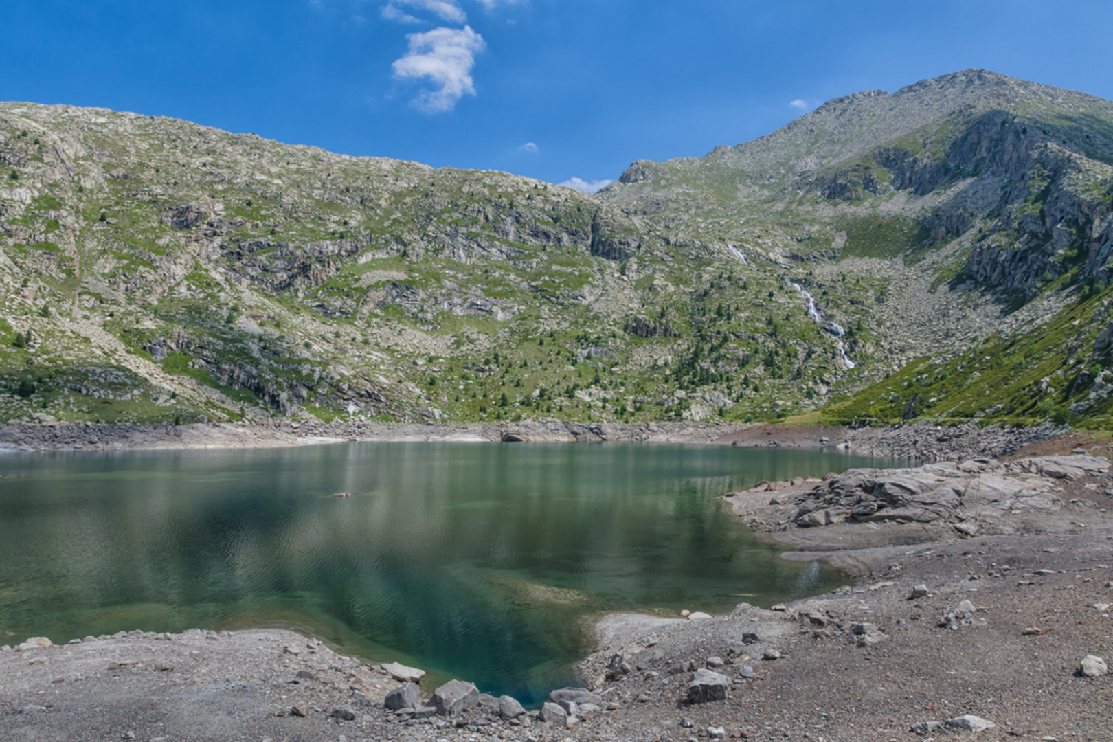 An image depicting the trail Estany Gento – Refugio de Colomina Loop from Cabdella and its surrounding area.