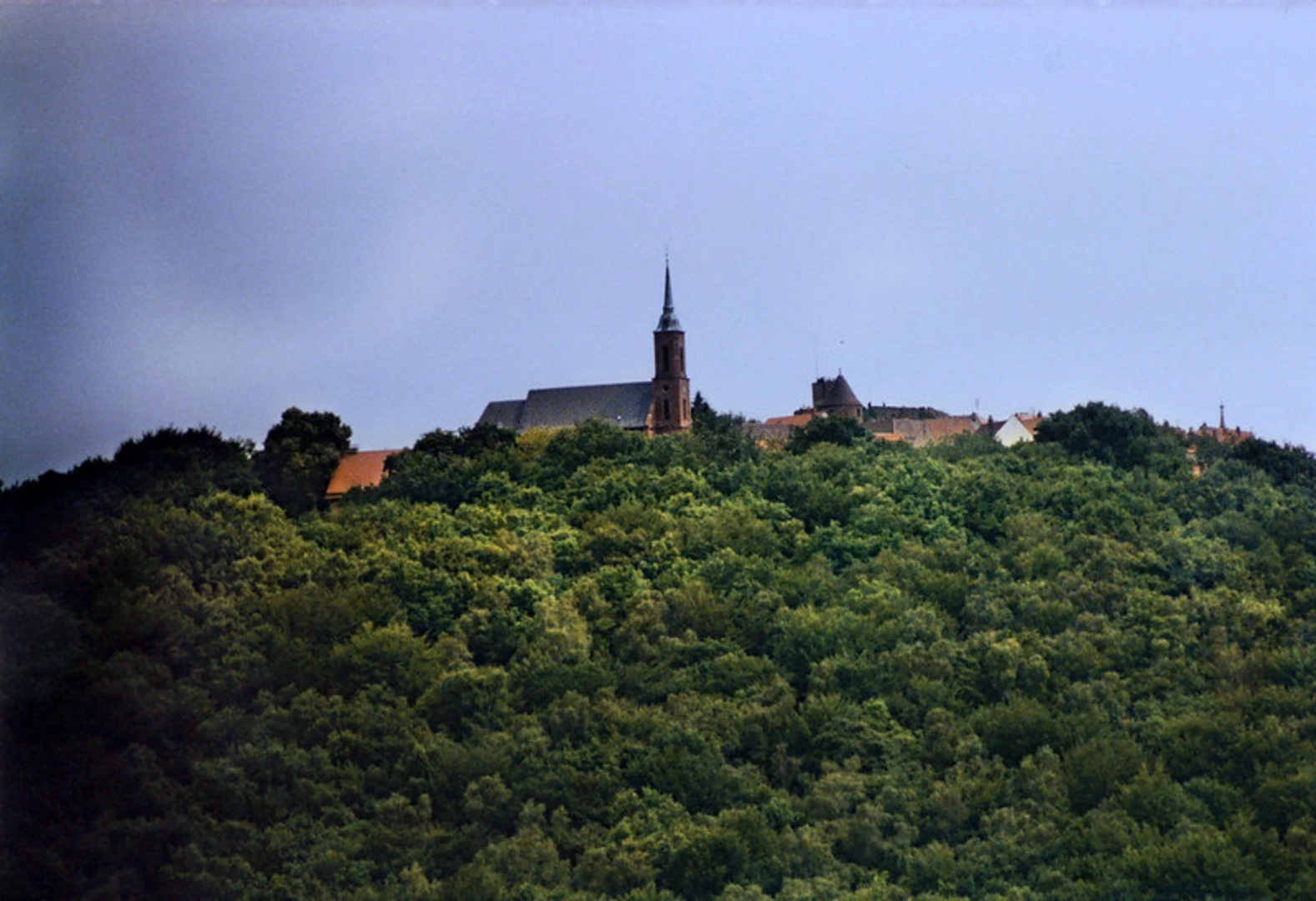An image depicting the trail Hoher Darsberg via Neckarsteig and Roter Sandweg and its surrounding area.