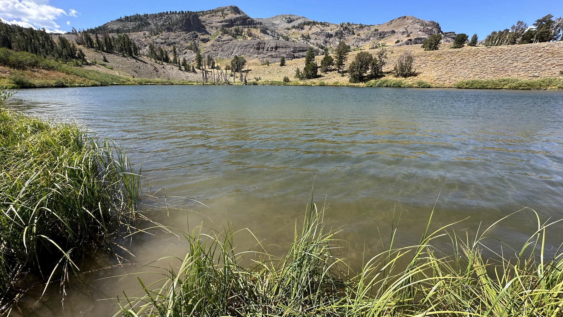An image depicting the trail Noble Lake via PCT and its surrounding area.