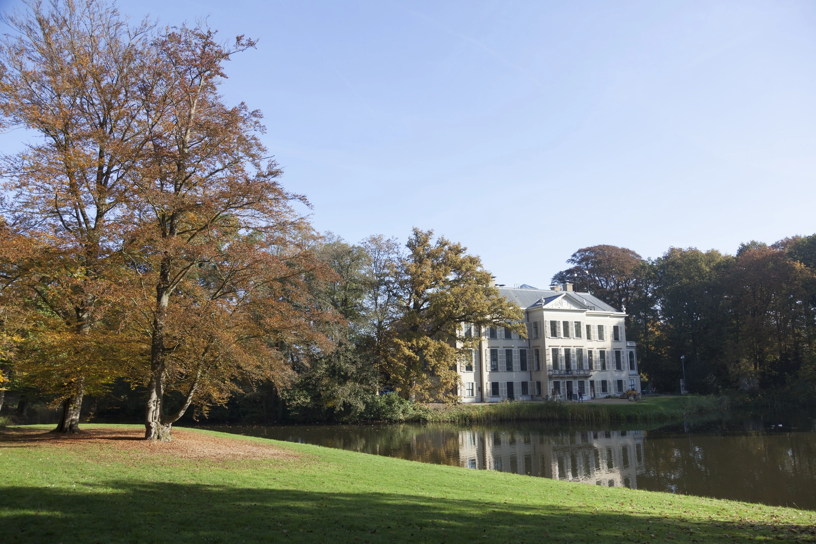 An image depicting the trail Groenesteyn to Amerongen via Kasteel Broekhuizen and Kasteel Amerongen and its surrounding area.
