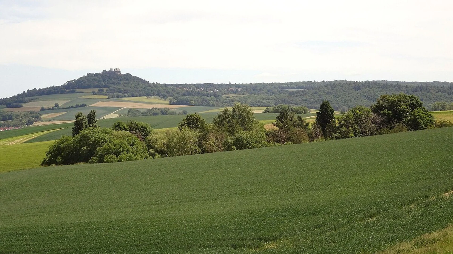 An image depicting the trail Von Burg zu Berg and Huegelland Weg and its surrounding area.