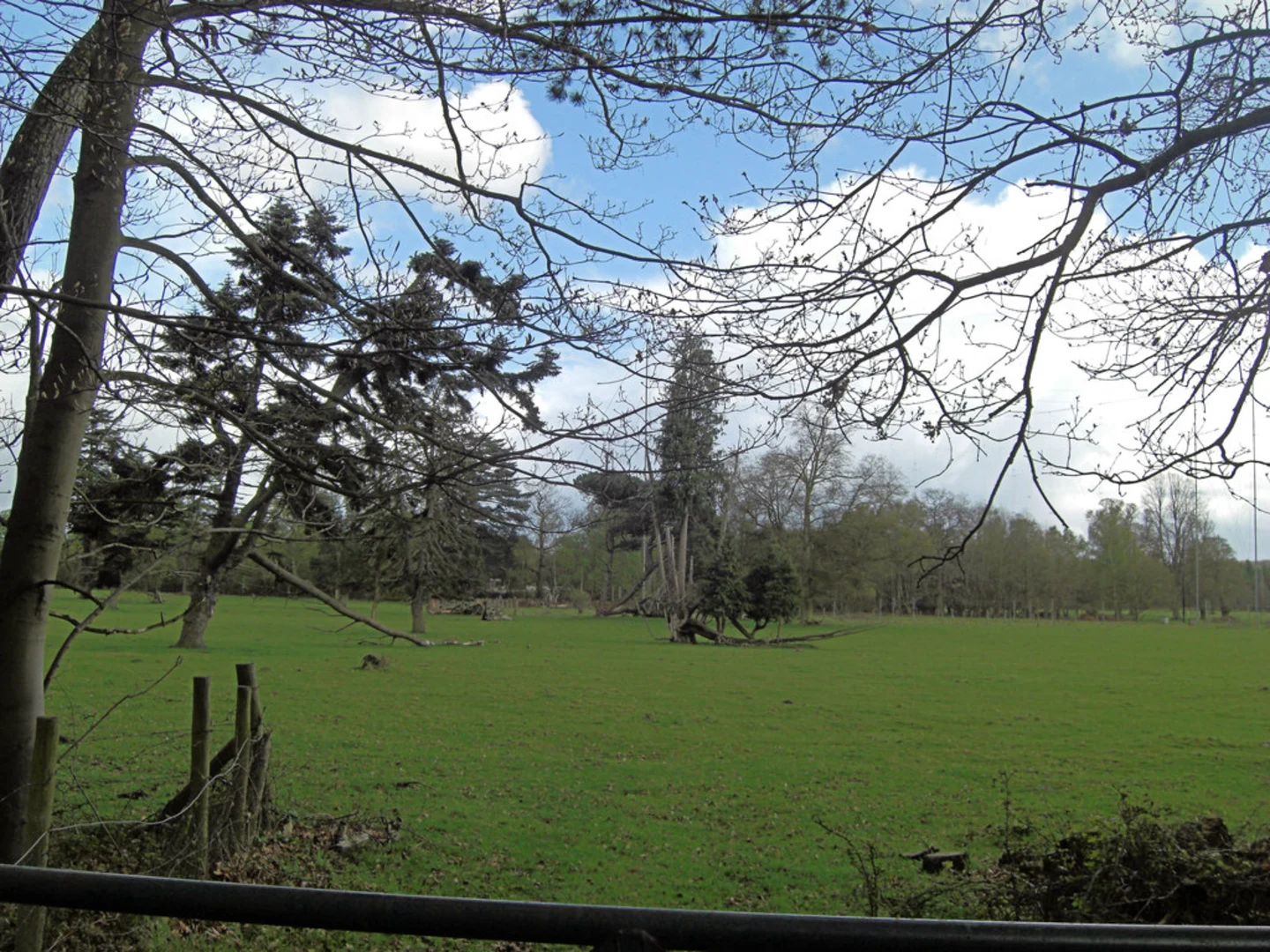 An image depicting the trail Crowsley Park via The Chiltern Way Berkshire Loop and its surrounding area.