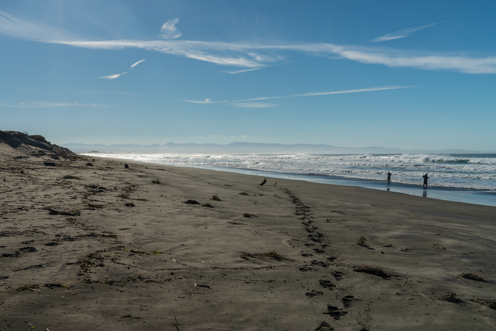 An image depicting the trail Zmudowski Beach State Park Trail and its surrounding area.