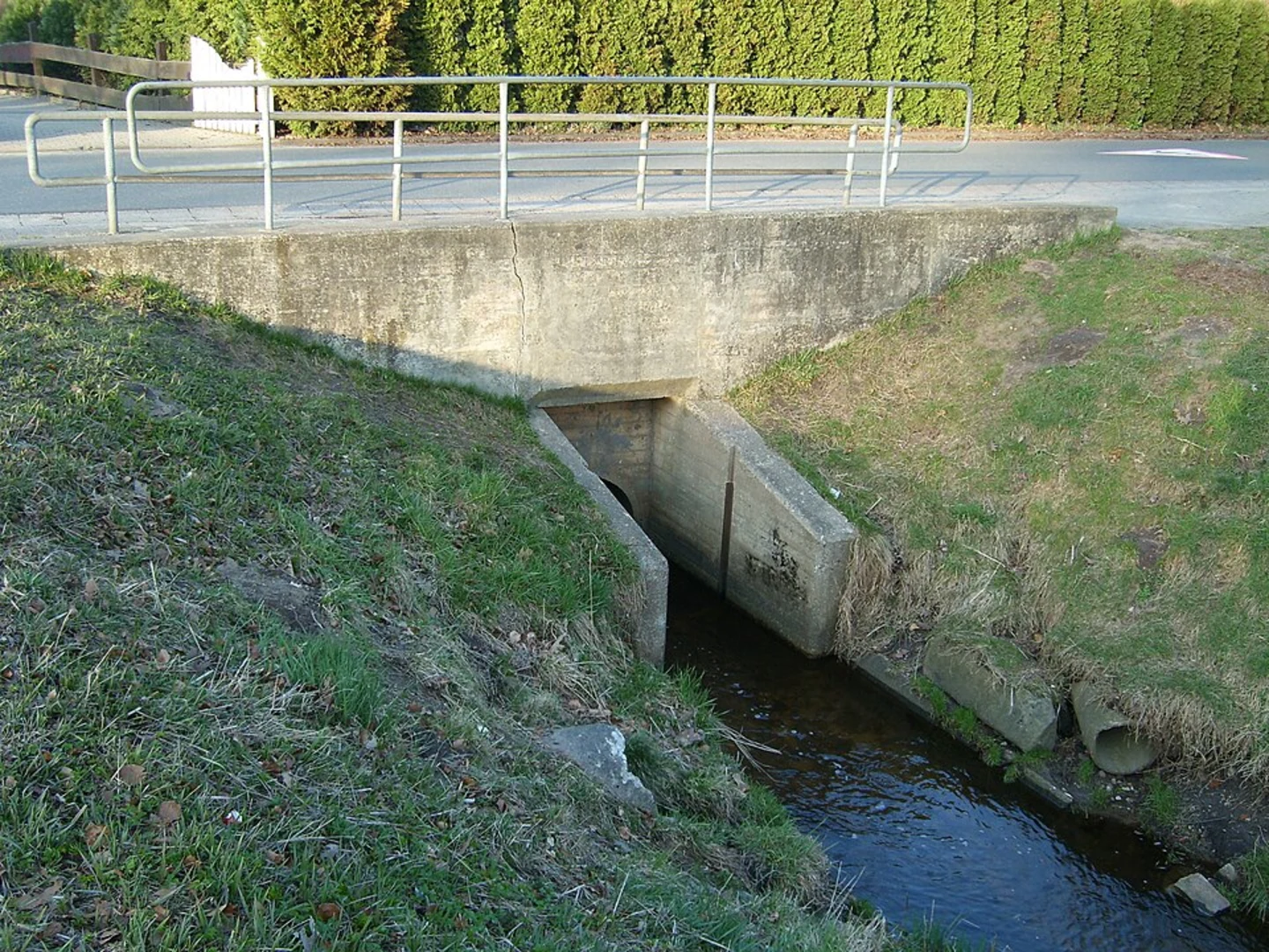 An image depicting the trail Schenefeld, Neumühlen and Hadenfeld Loop via Muhlentrich and its surrounding area.