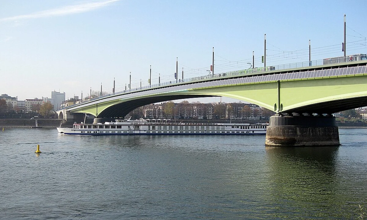 Kennedybrücke, Friedrich-Ebert-Brücke and River Rhein Loop from Beuel Bahnhof