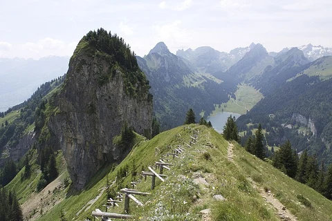 An image depicting the trail Hoher Kasten - Resspass - Brülisau and its surrounding area.
