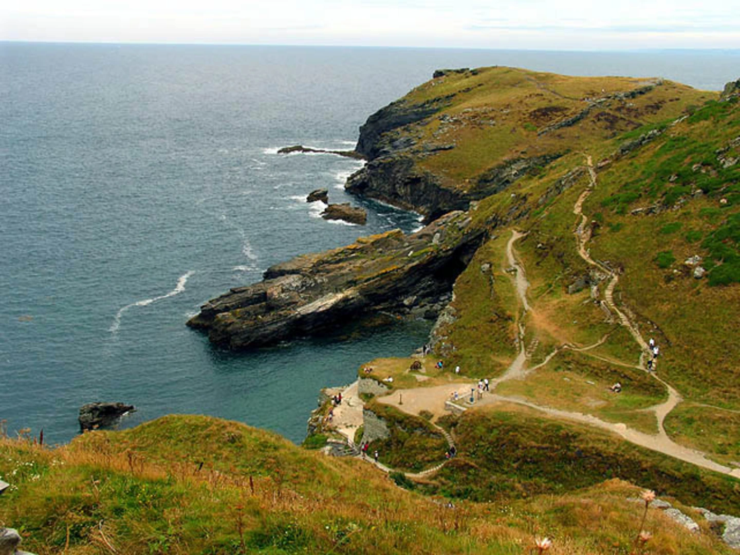 An image depicting the trail Glebe Cliff and Smith's Cliff and its surrounding area.