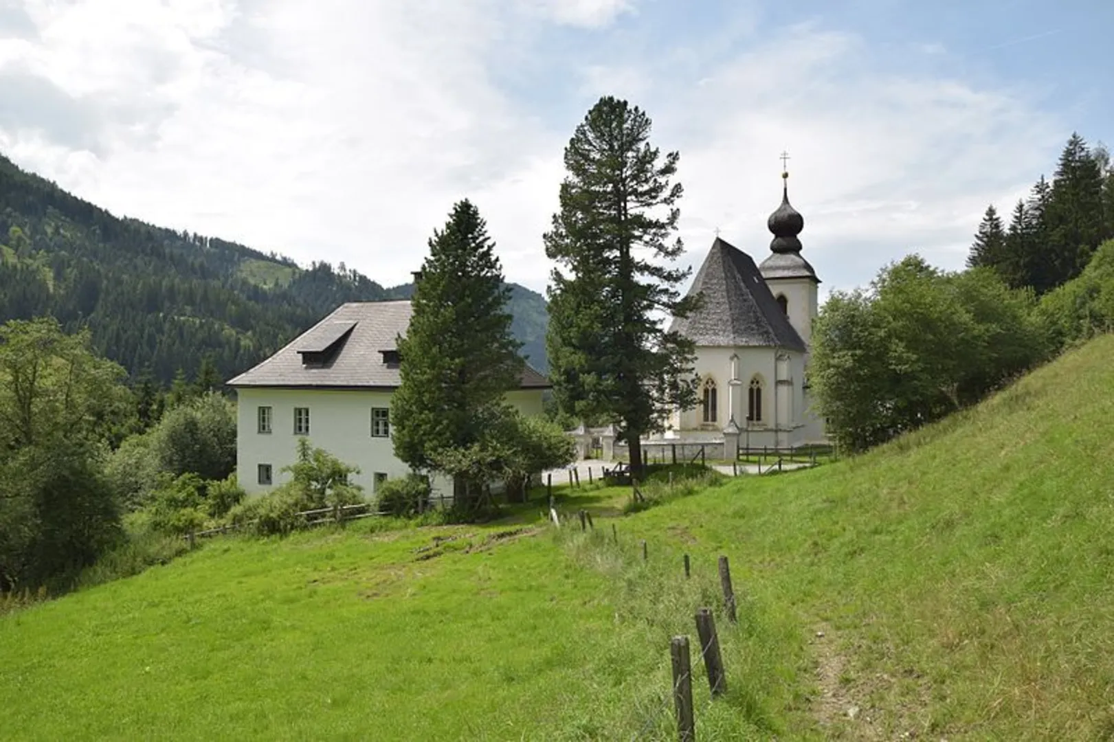 An image depicting the trail Blosen Peak and its surrounding area.