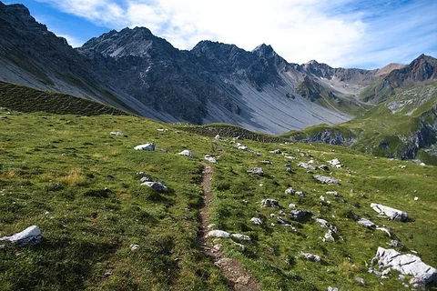 An image depicting the trail Mittelbünden-Panoramaweg and its surrounding area.